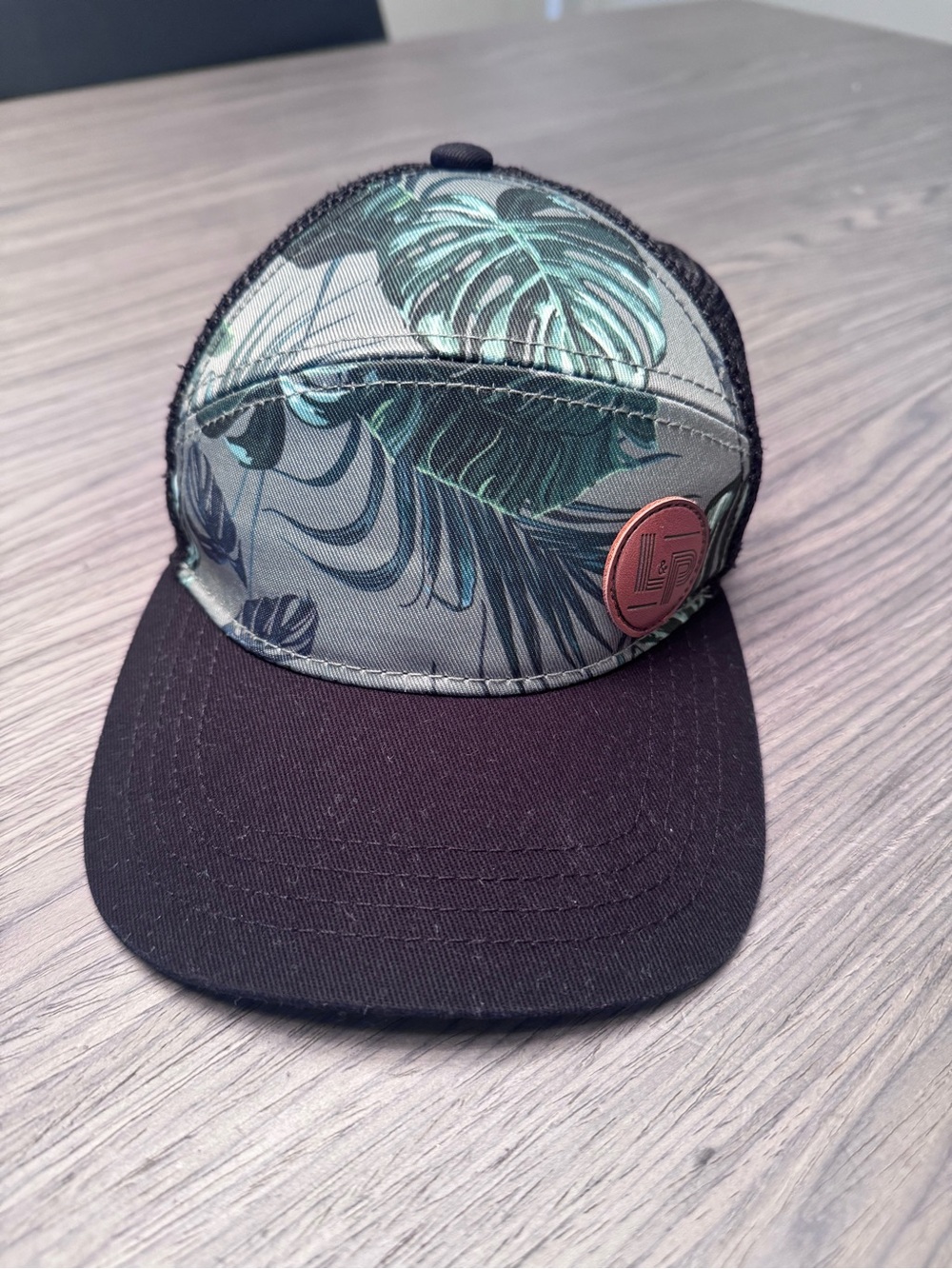 🌟3/$20 - L&P Apparel snapback trucker hat featuring a green tropical leaf print